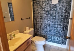 Full bathroom (1 of 6 bathrooms in Big Timber)