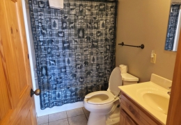 Full bathroom (1 of 6 bathrooms in Big Timber)