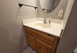 Bathroom (1 of 2 bathrooms)